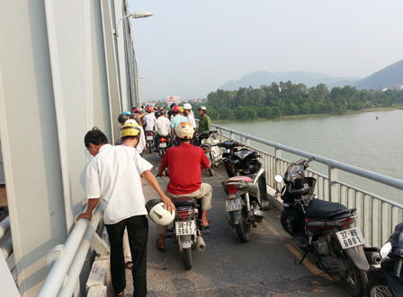 Nam thanh niên nhảy cầu Bến Thủy tự tử