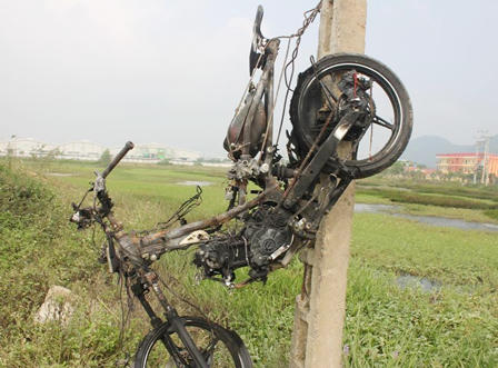 Bốn thanh niên bị đánh nhập viện, đốt trụi hai xe máy vì nhầm là…trộm