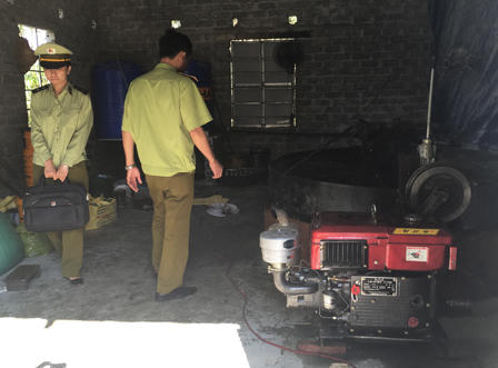 Phát hiện cơ sở tái chế dầu mỡ công nghiệp trái phép trong khu dân cư