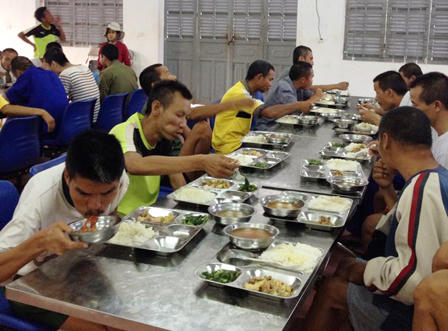 "Bữa cơm 3 miếng thịt mỡ và canh", sao 5 năm mới phát hiện?