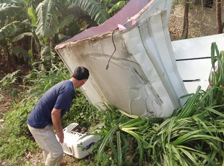 Xe tải bị tàu hỏa tông văng xa 10 mét, hai người thoát chết 