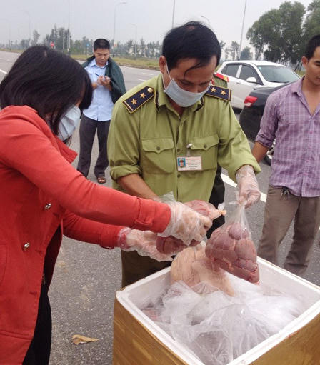 Bắt giữ xe tải chở 500kg nội tạng động vật bốc mùi hôi thối