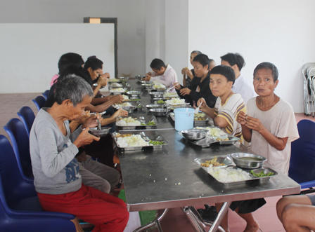 Bữa trưa khác tại nơi “5 năm 'một bát cơm ba miếng thịt mỡ“