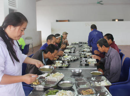 Bữa trưa khác tại nơi “5 năm 'một bát cơm ba miếng thịt mỡ“