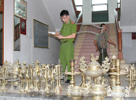 Bắt nhóm đối tượng chuyên trộm lư hương, đồ thờ tự