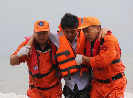 Cứu nạn thành công máy bay dân dụng rơi trên biển Nghệ An