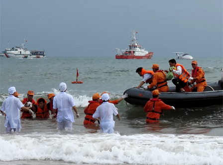 Cứu nạn thành công máy bay dân dụng rơi trên biển Nghệ An