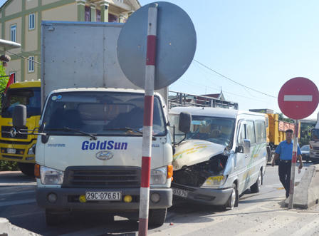 Đi lễ đền về xe khách đâm xe tải, hai người bị thương