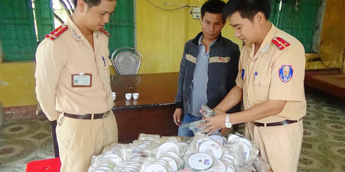 Bắt giữ xe khách vận chuyển DVD đồi trụy