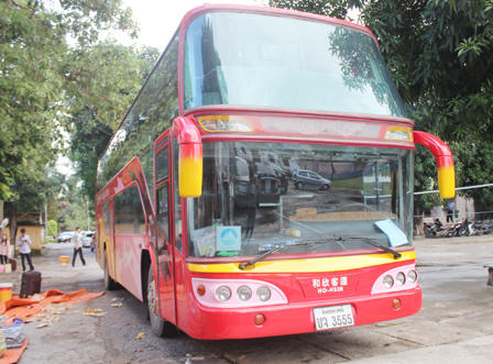 Bắt 10 bức tượng nghi làm từ ngà voi đang "đi" xe khách