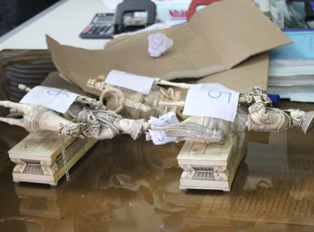 Bắt 10 bức tượng nghi làm từ ngà voi đang "đi" xe khách