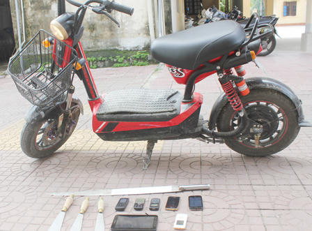 Hết tiền “cày" game, bốn thanh niên mang kiếm đi cướp