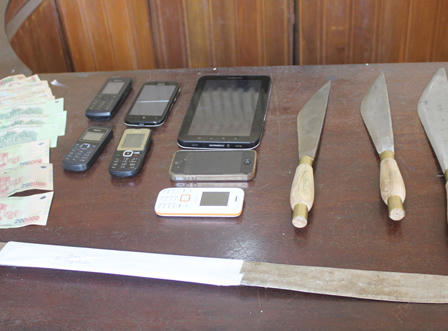 Hết tiền “cày" game, bốn thanh niên mang kiếm đi cướp