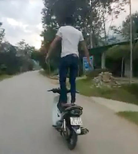 Nam thanh niên làm “xiếc” trên xe máy ra trình diện