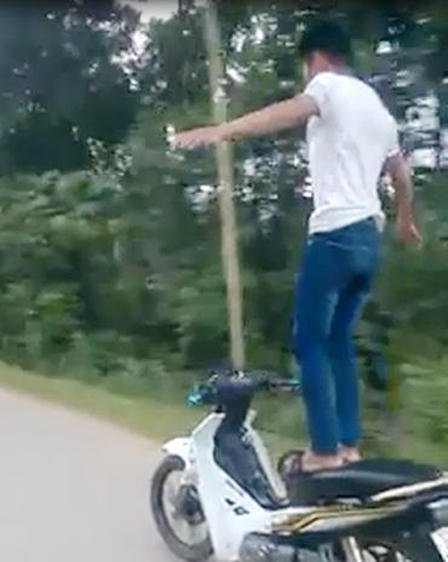 Nghệ An truy tìm nam thanh niên “làm xiếc“ trên xe máy