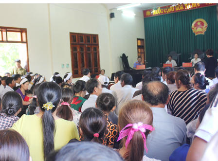 Người nhà “vây” trụ sở Huyện ủy sau khi tòa tuyên án