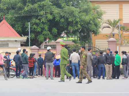 Người nhà “vây” trụ sở Huyện ủy sau khi tòa tuyên án