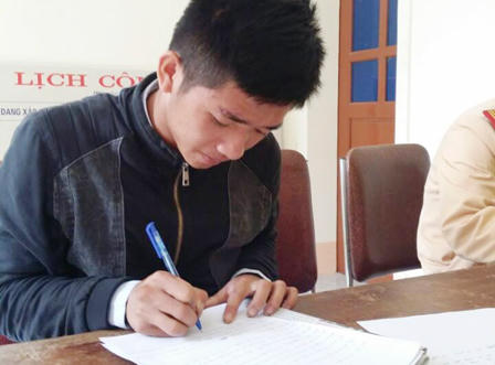 Nam thanh niên làm “xiếc” trên xe máy ra trình diện