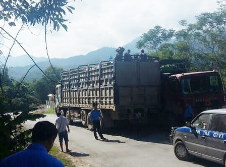 Hơn 20 xe quá tải “nằm lì” đối phó thanh tra giao thông