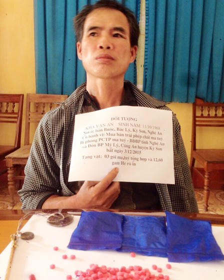 Bắt kẻ mang theo 600 viên ma túy rút dao đánh trả bộ đội biên phòng