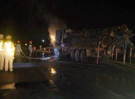 Đang chạy trên Quốc lộ 1A, xe đầu kéo bốc cháy  