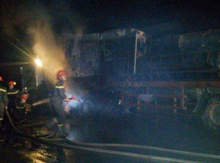 Đang chạy trên Quốc lộ 1A, xe đầu kéo bốc cháy  