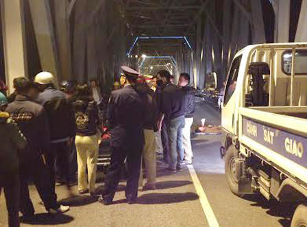 Xe máy đấu đầu giữa cầu Bến Thủy, 2 thanh niên tử vong