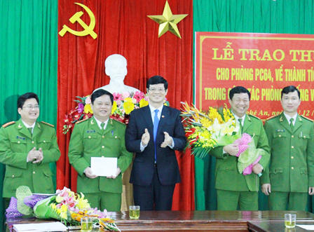 Phá án nhanh vụ mua bán pháo, Công an Nghệ An được thưởng nóng