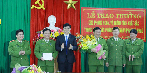 Phá án nhanh vụ mua bán pháo, Công an Nghệ An được thưởng nóng