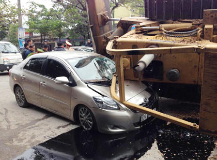 Máy xúc bất ngờ rơi đè bẹp xe con trên đường