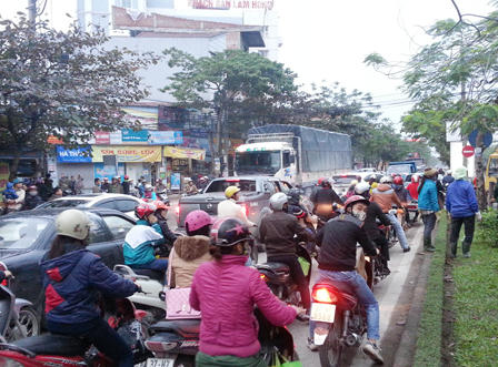 Máy xúc bất ngờ rơi đè bẹp xe con trên đường