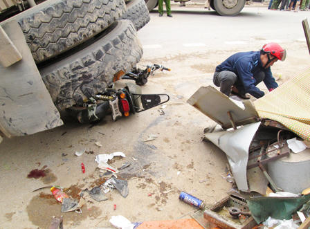 Xe bồn lùi đè chết hai người bên đường