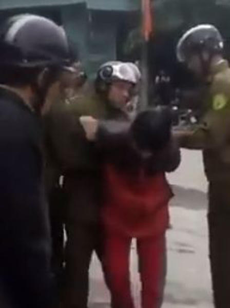 Xôn xao clip công an xã còng tay hai phụ nữ bán cam