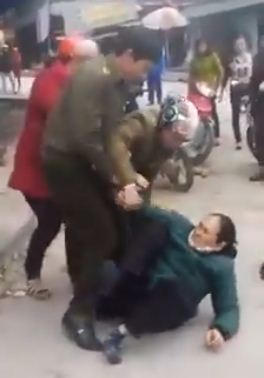 Xôn xao clip công an xã còng tay hai phụ nữ bán cam