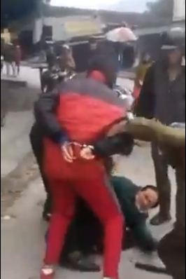 Xôn xao clip công an xã còng tay hai phụ nữ bán cam