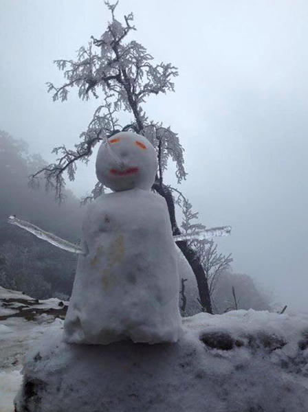 Lần đầu tiên trong lịch sử, băng tuyết xuất hiện miền Tây Nghệ An