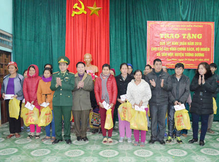 300 suất quà Biên phòng Nghệ An đến với đồng bào 3 xã nghèo