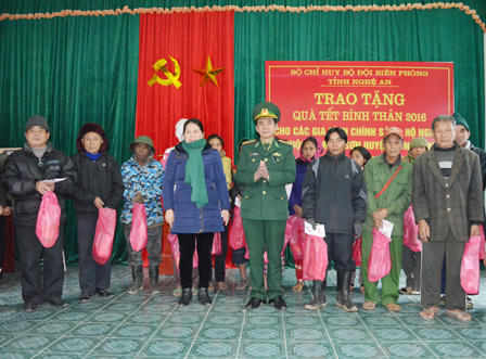 300 suất quà Biên phòng Nghệ An đến với đồng bào 3 xã nghèo