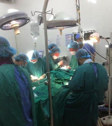 Bé trai 12 tuổi nghịch pháo nát hai tay, có thể bị mù