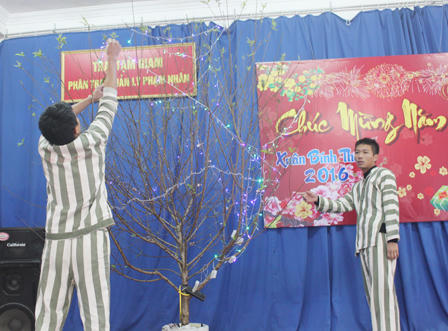 Phạm nhân ăn Tết sớm