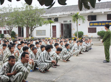 Phạm nhân ăn Tết sớm