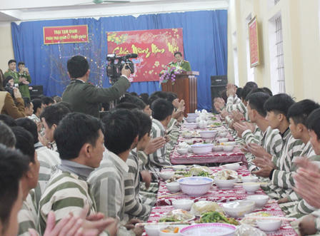 Phạm nhân ăn Tết sớm