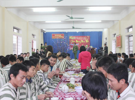 Phạm nhân ăn Tết sớm