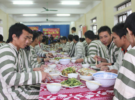 Phạm nhân ăn Tết sớm