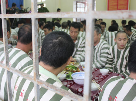 Phạm nhân ăn Tết sớm