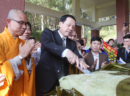 Bánh chưng “khổng lồ” cung tiến thân mẫu Chủ tịch Hồ Chí Minh