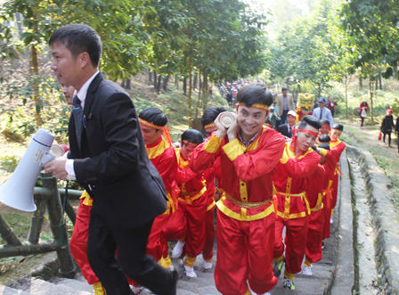 Bánh chưng “khổng lồ” cung tiến thân mẫu Chủ tịch Hồ Chí Minh