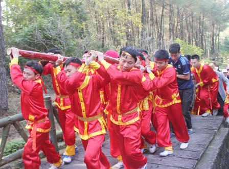 Bánh chưng “khổng lồ” cung tiến thân mẫu Chủ tịch Hồ Chí Minh