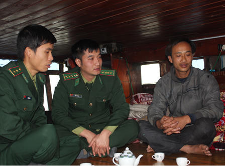 Biên phòng Nghệ An cứu 9 thuyền viên tàu cá gặp nạn