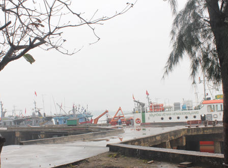 Biên phòng Nghệ An cứu 9 thuyền viên tàu cá gặp nạn